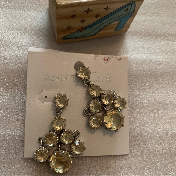 Ann Taylor Statement Earrings - Picture 1 of 5